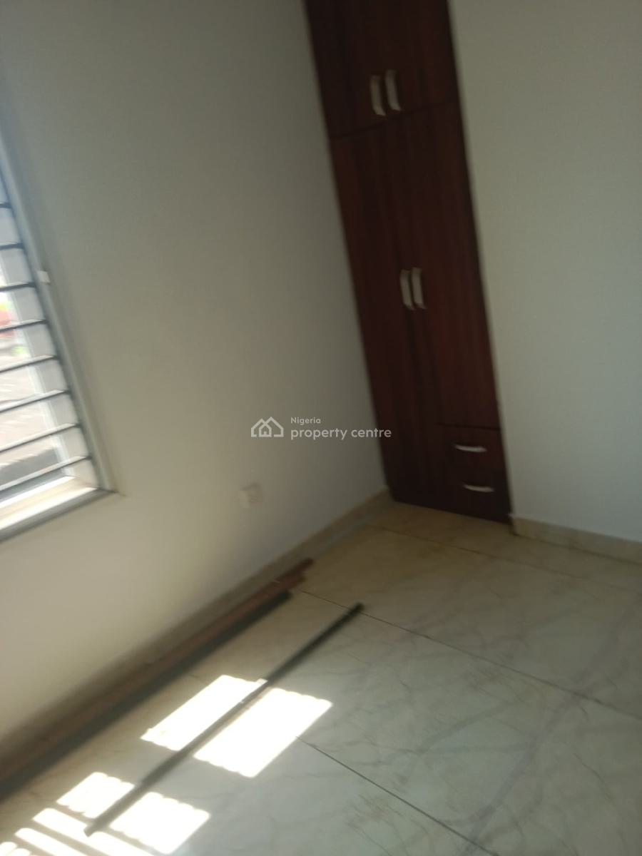 Service 3 Bedroom Flat ( Upstair ), Lekki Right, Lekki, Lagos, Flat / Apartment for Rent