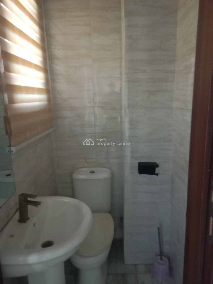 Service 3 Bedroom Flat ( Upstair ), Lekki Right, Lekki, Lagos, Flat / Apartment for Rent