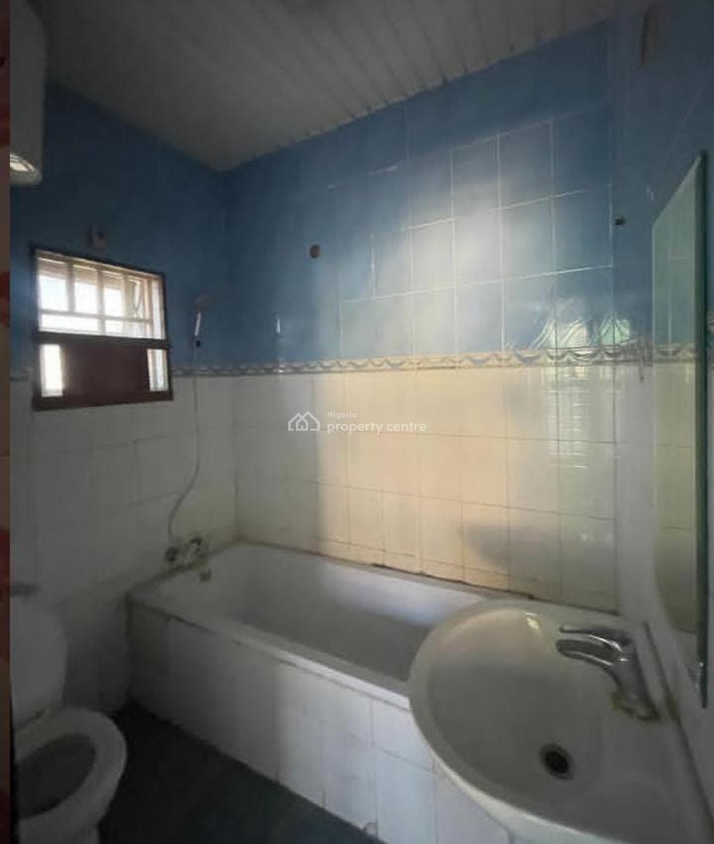 Specious 3bedroom Flat, Lekki Phase 1, Lekki, Lagos, Commercial Property for Rent