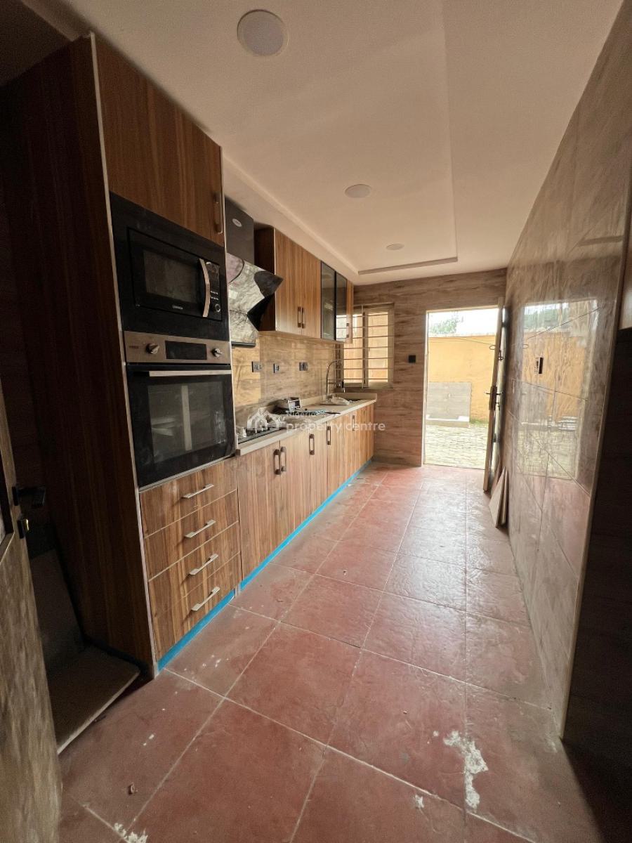 Unfurnished 3 Bedroom Flat, Lekki Phase 1, Lekki, Lagos, Flat / Apartment for Rent