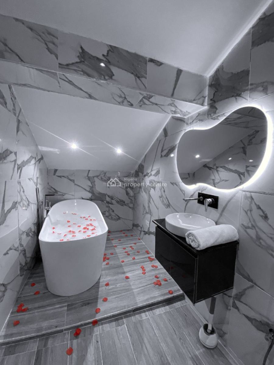 Luxurious Studio Penthouse with Bathub, Admiralty, Lekki Phase 1, Lekki, Lagos, Self Contain (single Rooms) Short Let