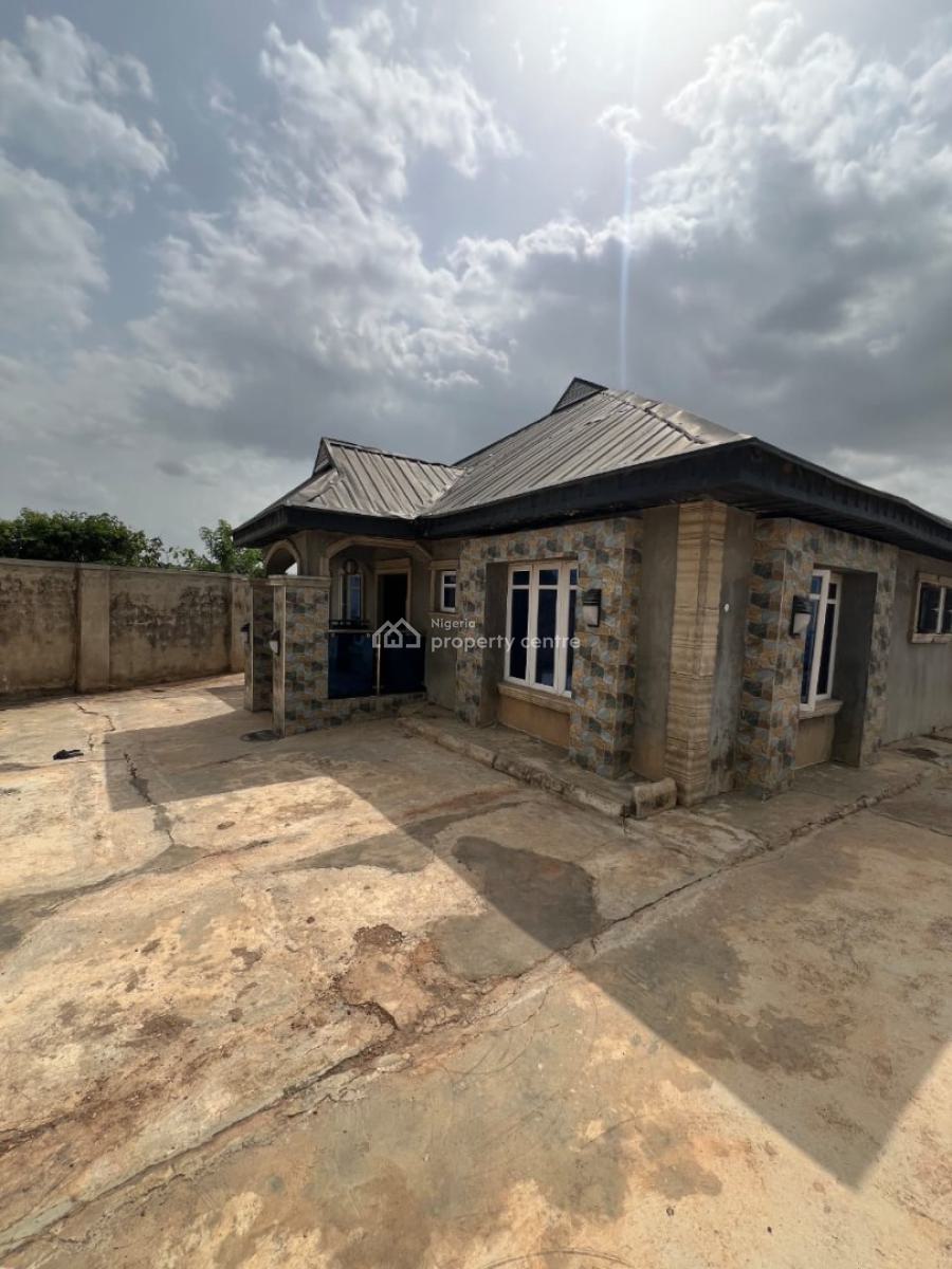 Well Maintained 3bedrooms House at Apon Akobo, Apon Idi Ape Akobo, Akobo, Ibadan, Oyo, Detached Bungalow for Sale