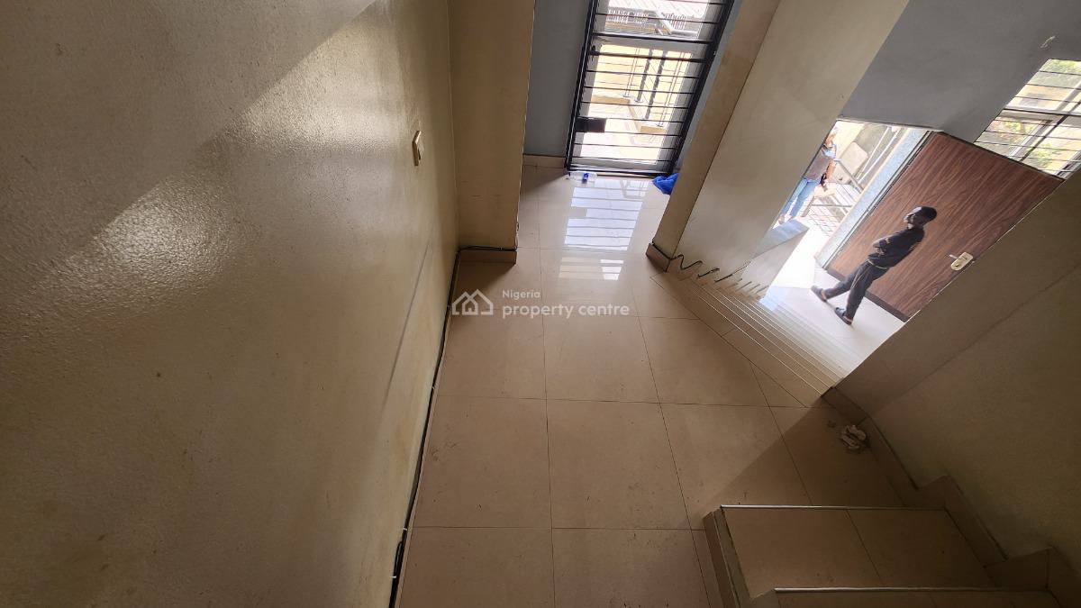 a Serviced and Well Maintained  2 Bedroom  Apartment  with a Room Bq, Lekki Phase 1, Lekki, Lagos, Flat / Apartment for Rent