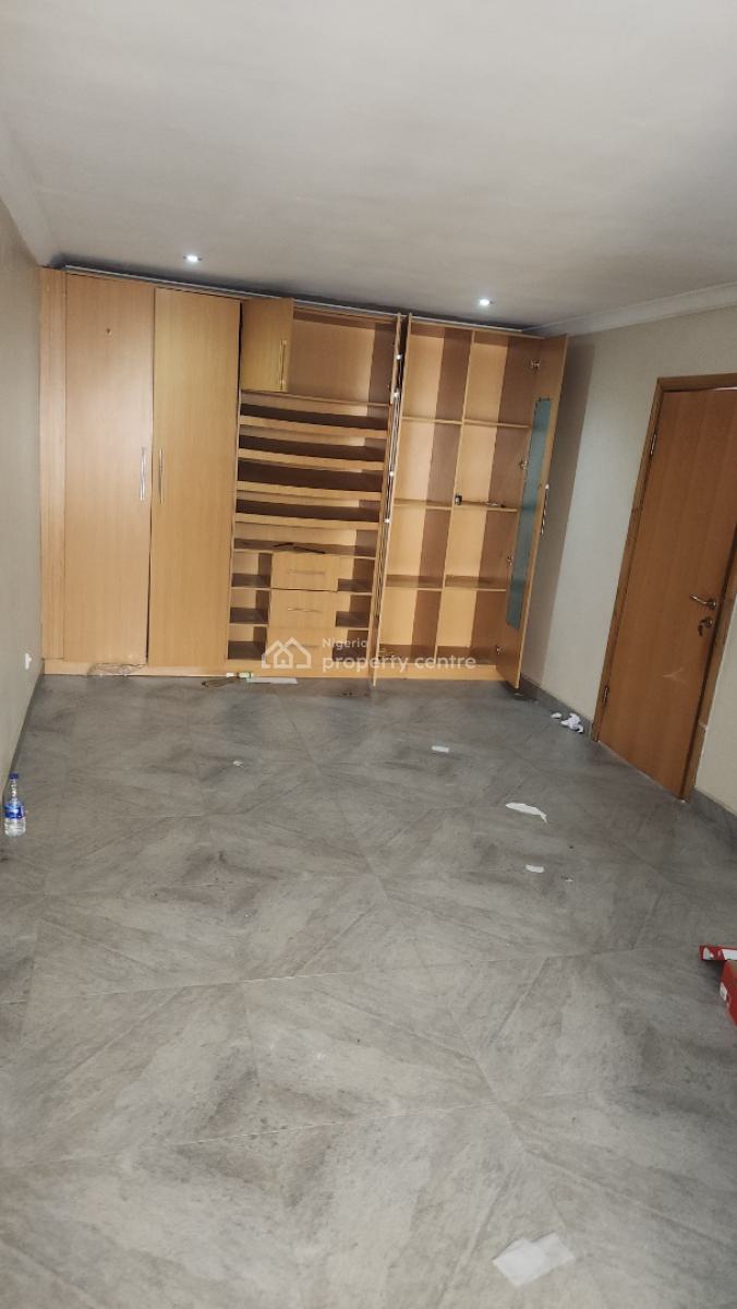 a Serviced and Well Maintained  2 Bedroom  Apartment  with a Room Bq, Lekki Phase 1, Lekki, Lagos, Flat / Apartment for Rent