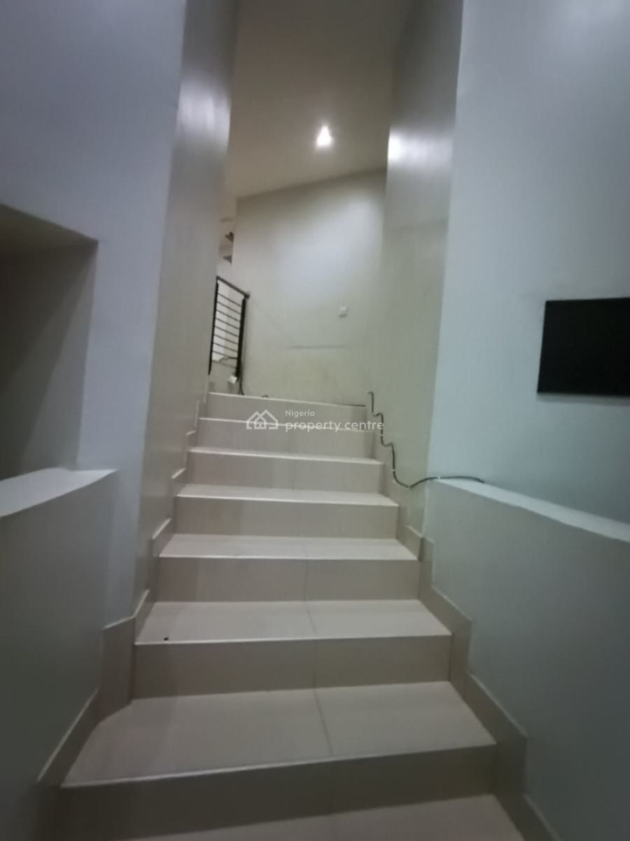 a Serviced and Well Maintained  2 Bedroom  Apartment  with a Room Bq, Lekki Phase 1, Lekki, Lagos, Flat / Apartment for Rent