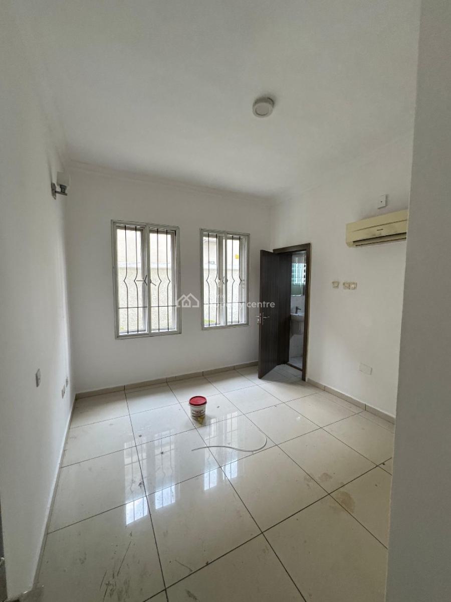 Luxury with a Bq in High Brow Neighborhood, Lekki Phase 1, Lekki, Lagos, Flat / Apartment for Rent