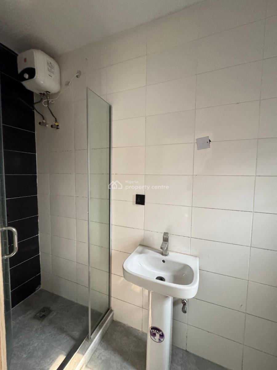 Newly Built in Prime Neighborhoods: Upstairs, Ologolo, Lekki, Lagos, Flat / Apartment for Rent