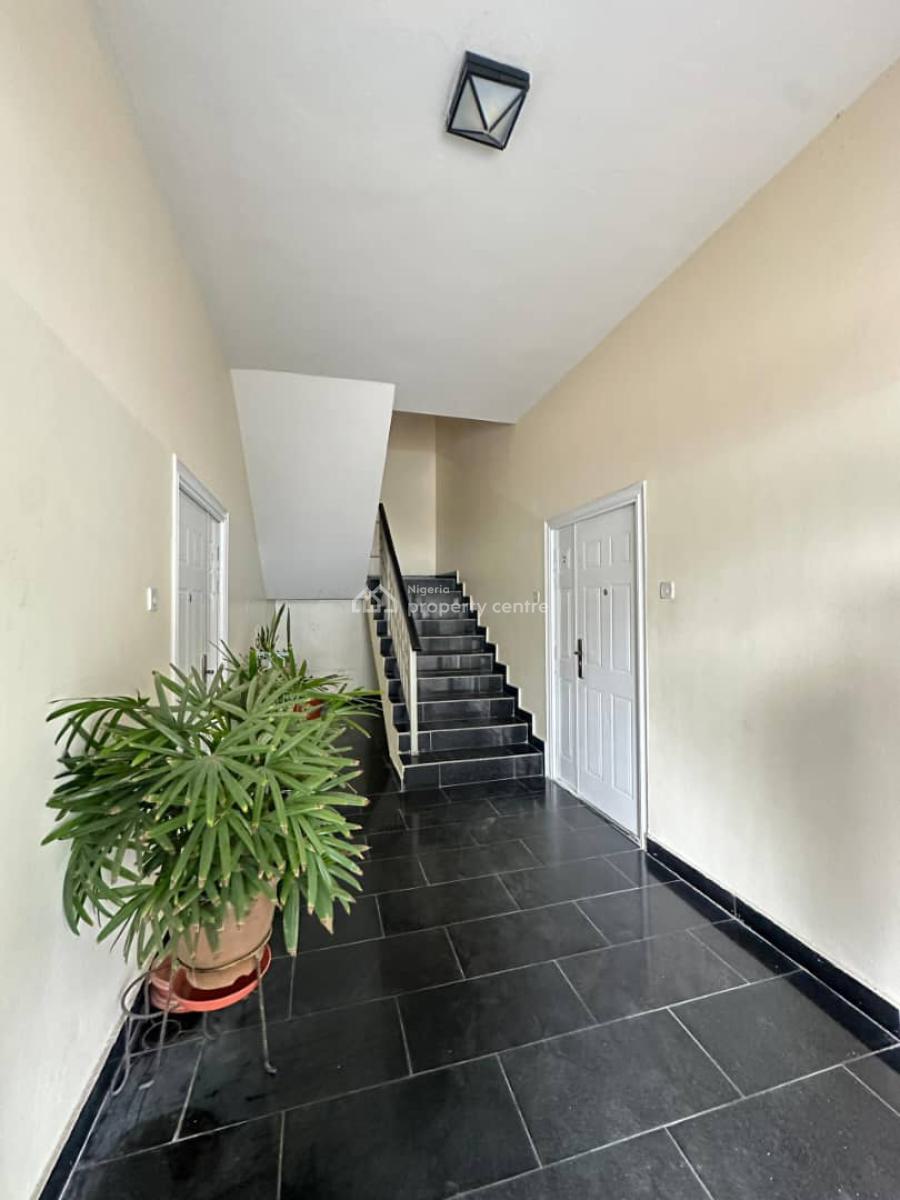 Well Maintained Spacious 3 Bedroom Apartment with Bq, Off Admiralty Way, Lekki Phase 1, Lekki, Lagos, Flat / Apartment for Rent