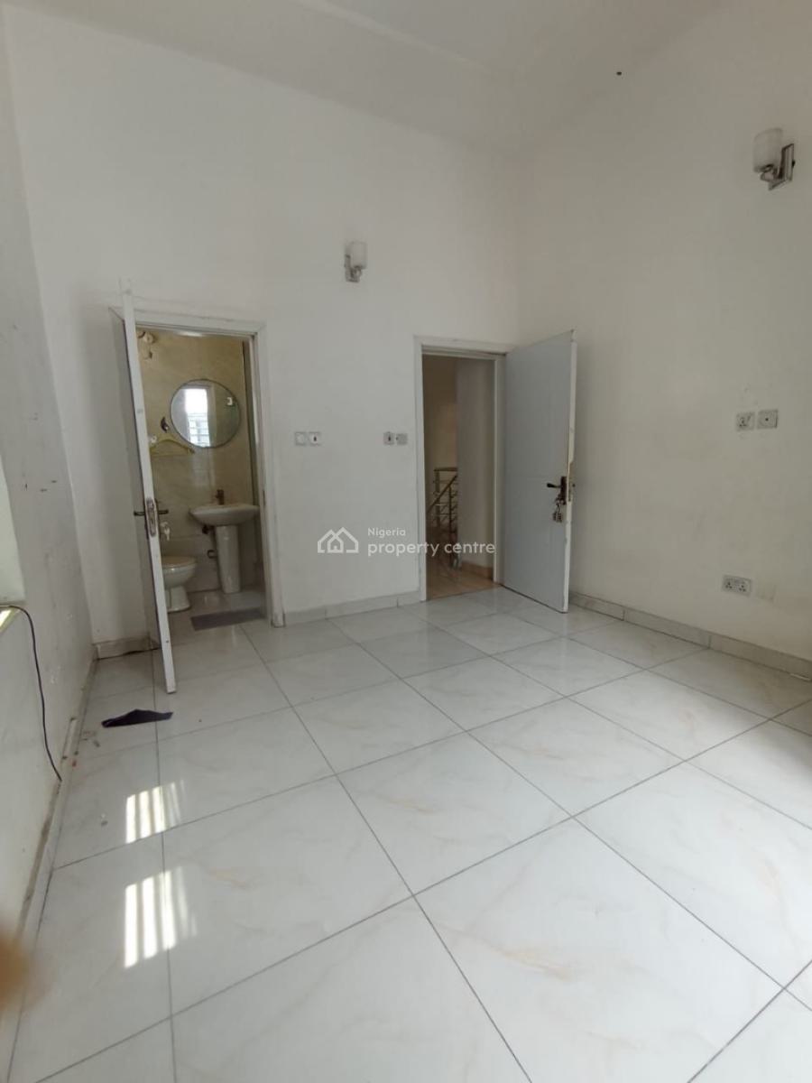 Standard N Massive Room in a Duplex Shared Apt( Upstairs ), Chevron Lekki Lagos, Lekki, Lagos, Self Contain (single Rooms) for Rent