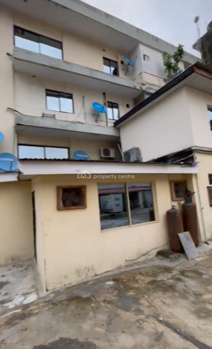 Corner-piece Shopping Mall Formerly Occupied By a Major Bank. 	-	16 Un, Victoria Island (vi), Lagos, Commercial Property for Sale