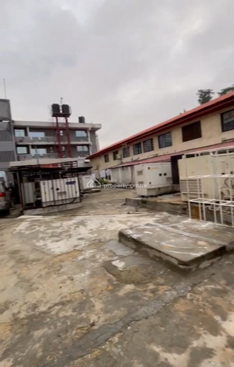 Corner-piece Shopping Mall Formerly Occupied By a Major Bank. 	-	16 Un, Victoria Island (vi), Lagos, Commercial Property for Sale