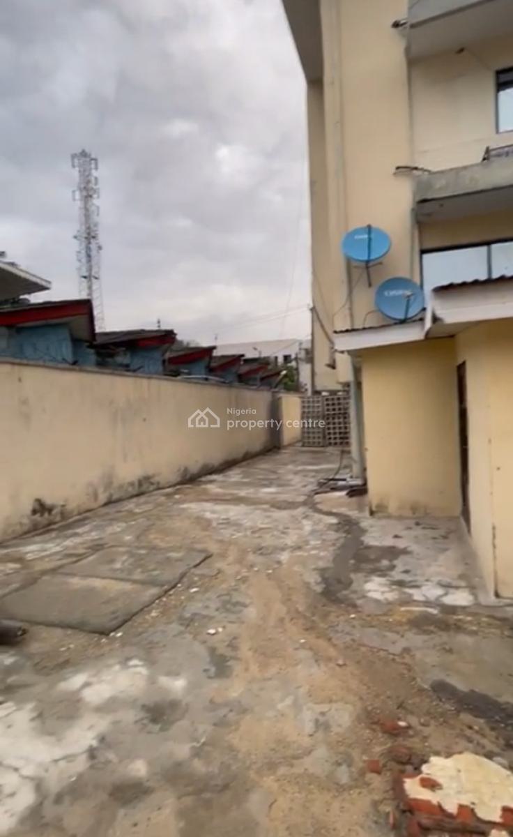 Corner-piece Shopping Mall Formerly Occupied By a Major Bank. 	-	16 Un, Victoria Island (vi), Lagos, Commercial Property for Sale