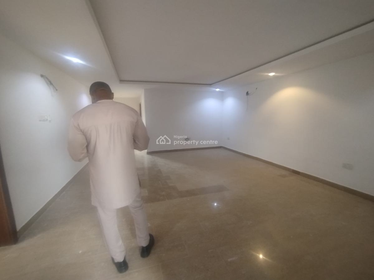 Well Renovated Spacious 4 Bedroom Penthouse, Off Admiralty Way, Lekki Phase 1, Lekki, Lagos, Flat / Apartment for Rent