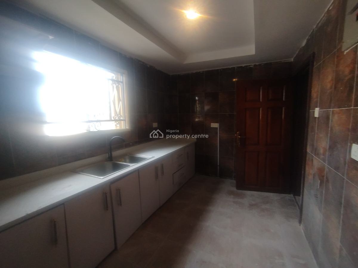 Well Renovated Spacious 4 Bedroom Penthouse, Off Admiralty Way, Lekki Phase 1, Lekki, Lagos, Flat / Apartment for Rent