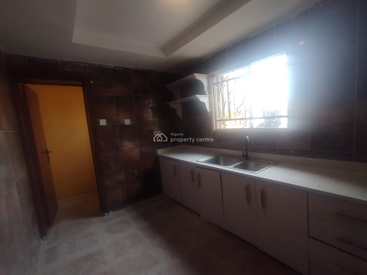 Well Renovated Spacious 4 Bedroom Penthouse, Off Admiralty Way, Lekki Phase 1, Lekki, Lagos, Flat / Apartment for Rent