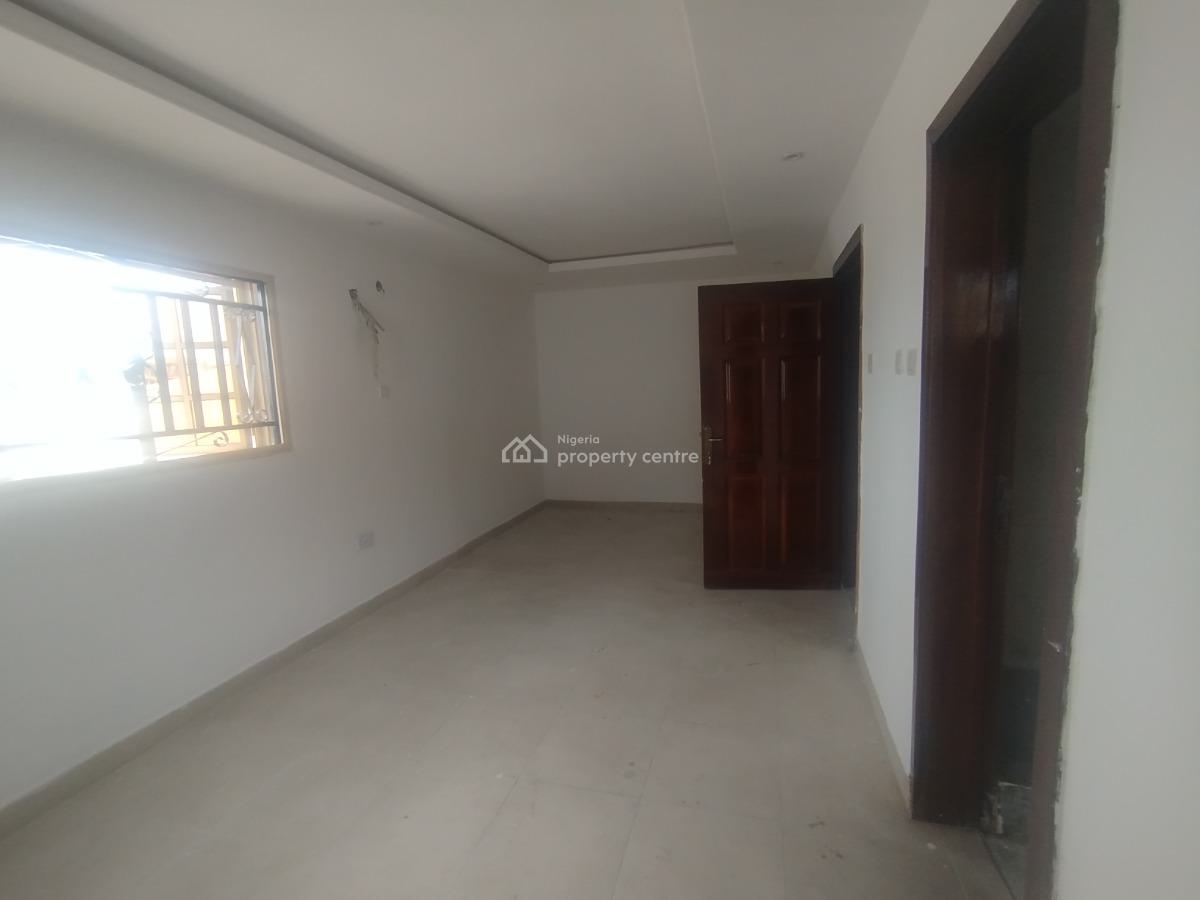 Well Renovated Spacious 4 Bedroom Penthouse, Off Admiralty Way, Lekki Phase 1, Lekki, Lagos, Flat / Apartment for Rent