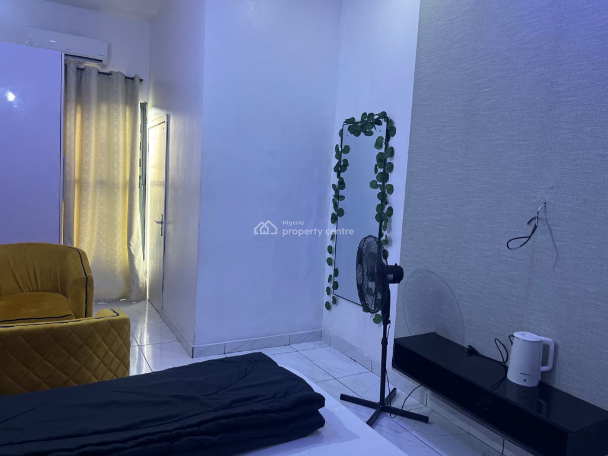 Bedroom in a Clean Apartment, Lekki Peninsula Scheme Ii Road 42, Lekki, Lagos, Terraced Duplex Short Let