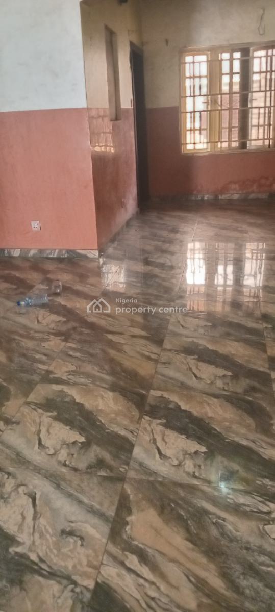 a Shared Apartments Palor, Alaguntan Off Road, Ilaje, Ajah, Lagos, Flat / Apartment for Rent