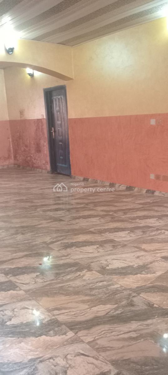 a Shared Apartments Palor, Alaguntan Off Road, Ilaje, Ajah, Lagos, Flat / Apartment for Rent