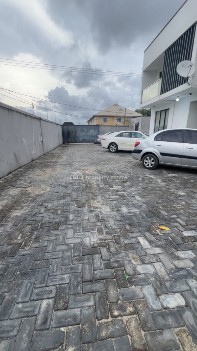Furnished Shared 4 Bedroom Semi Detached with Uninterrupted Power., Laura Stephens, Lekki Phase 2, Lekki, Lagos, Terraced Duplex for Rent