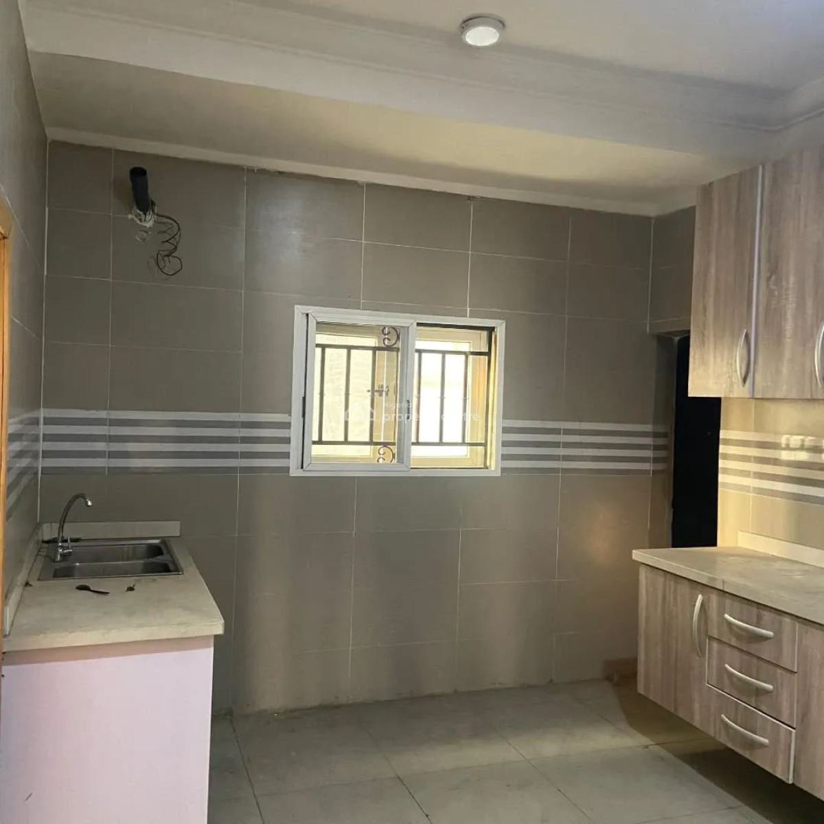 Clean Standard Ensuit 3 Bedroom Spacious Terrace House with Bq, Right Hand Side, Lekki Phase 1, Lekki, Lagos, Terraced Duplex for Rent