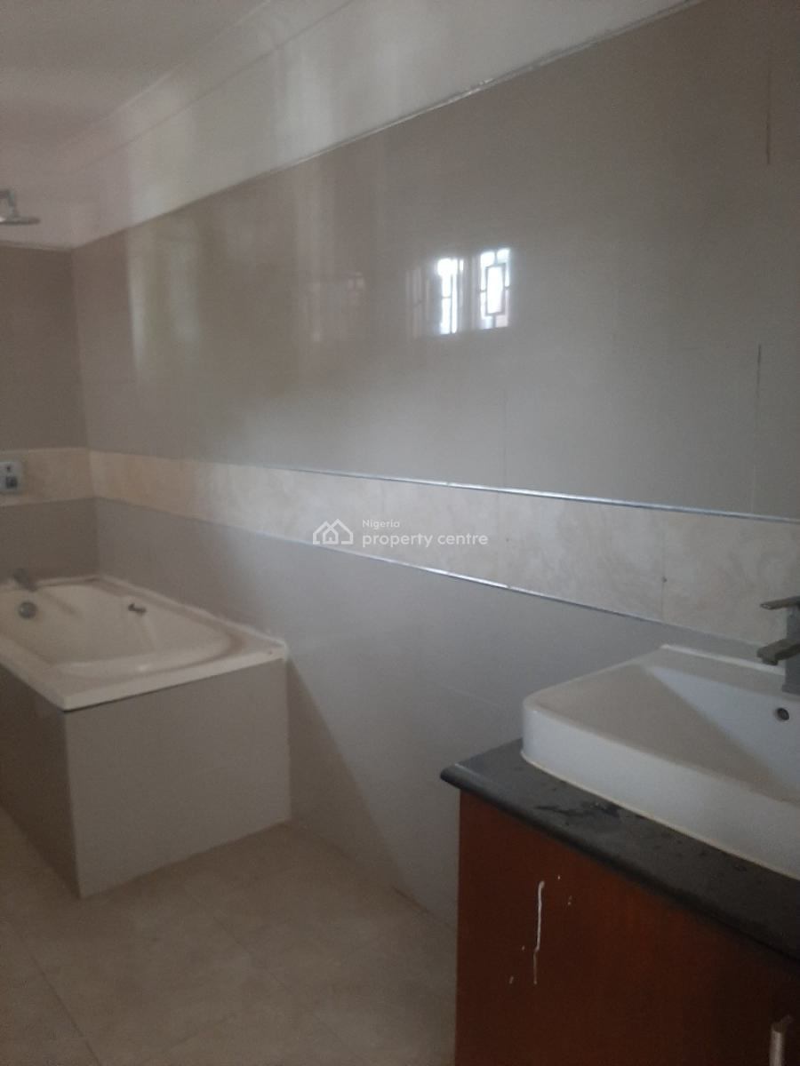 Self-compound and Self-serviced 5 Bedroom Townhouse Terraced, Lekki Phase 1, Lekki, Lagos, Terraced Duplex for Rent