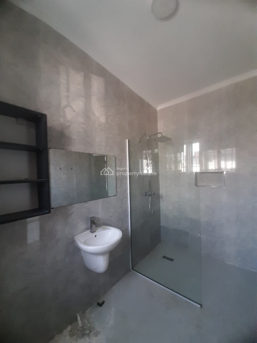 Serviced 3 Bedroom En-suite Flat with Fitted Kitchen, Cooker, Heat Ext, Lekki Phase 1, Lekki, Lagos, Flat / Apartment for Rent