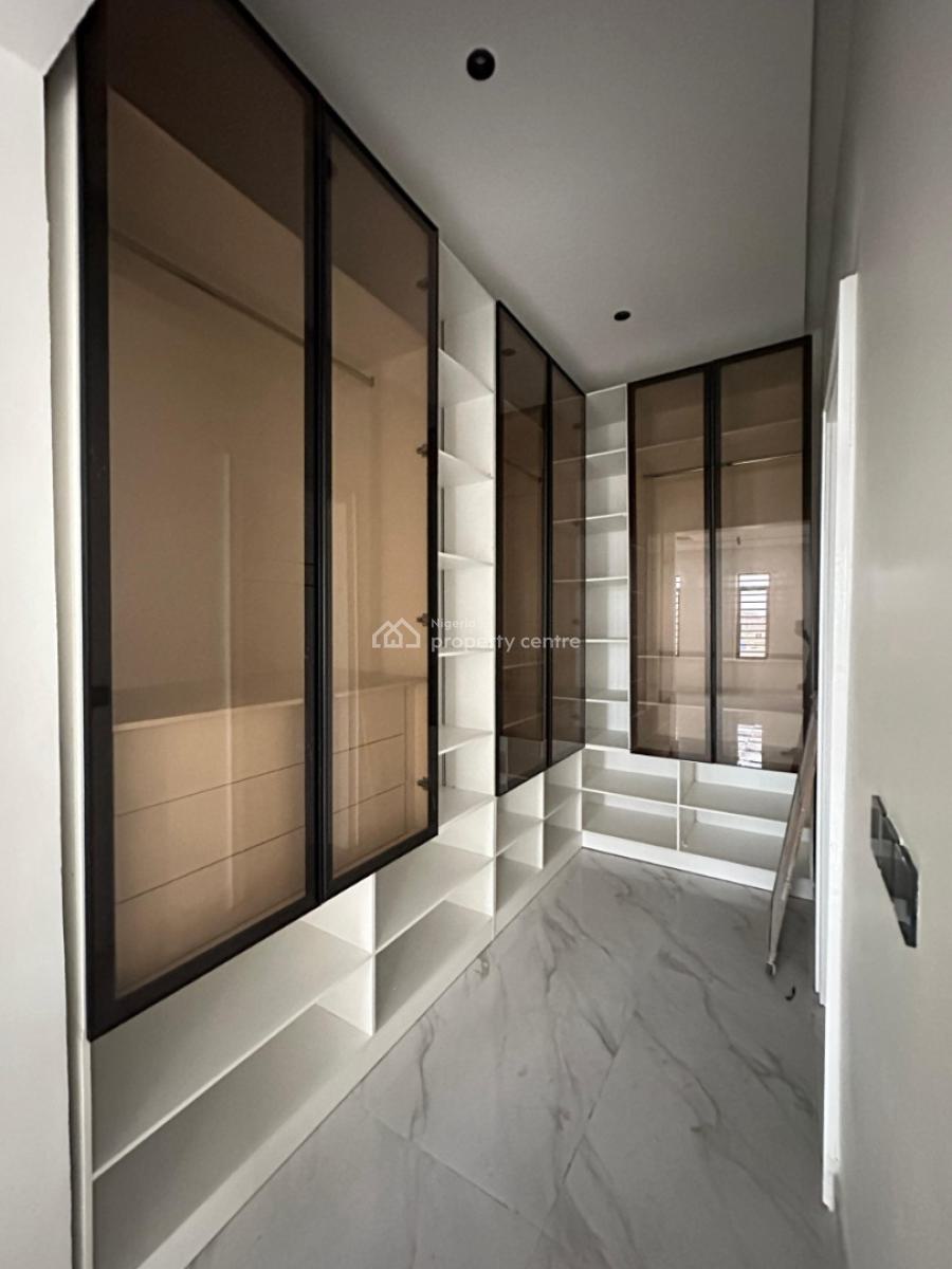 Spacious Standard Luxury 4 Bedroom Penthouse with Elevator, Lekki Phase 1, Lekki, Lagos, Flat / Apartment for Sale