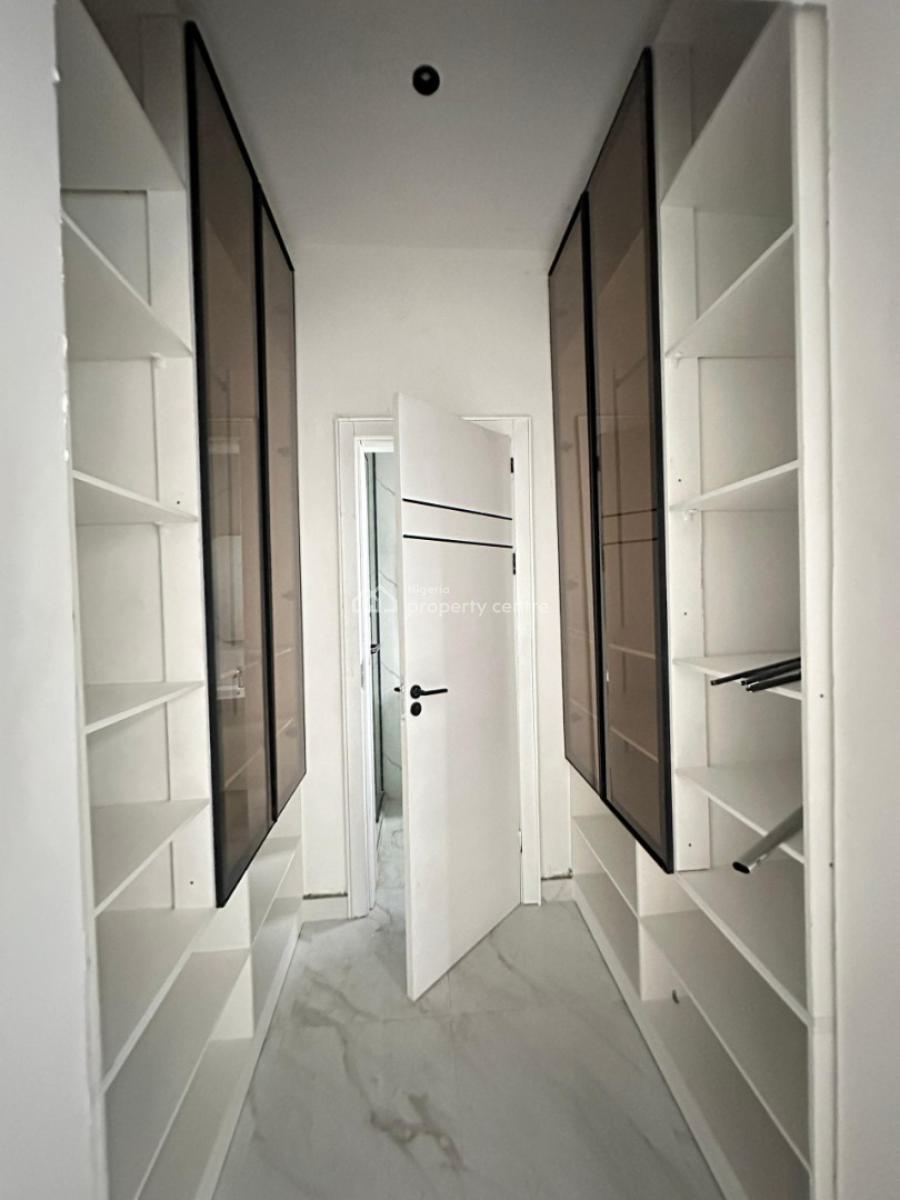 Spacious Standard Luxury 4 Bedroom Penthouse with Elevator, Lekki Phase 1, Lekki, Lagos, Flat / Apartment for Sale