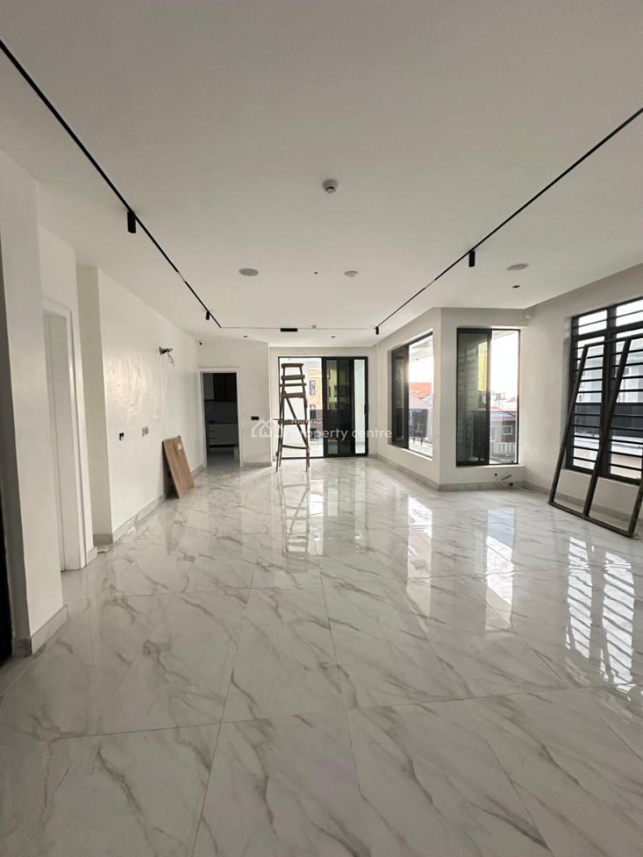 Spacious Standard Luxury 4 Bedroom Penthouse with Elevator, Lekki Phase 1, Lekki, Lagos, Flat / Apartment for Sale