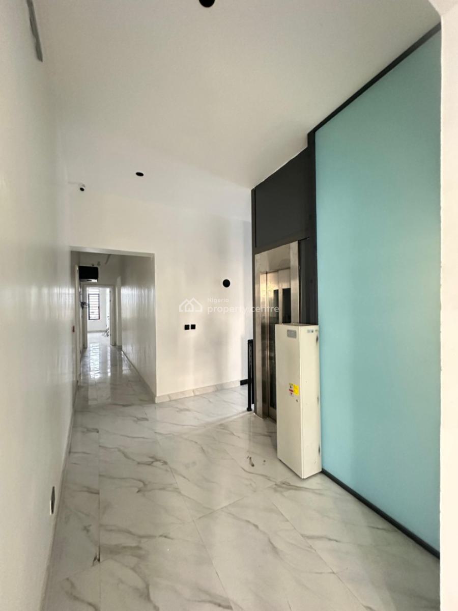 Spacious Standard Luxury 4 Bedroom Penthouse with Elevator, Lekki Phase 1, Lekki, Lagos, Flat / Apartment for Sale