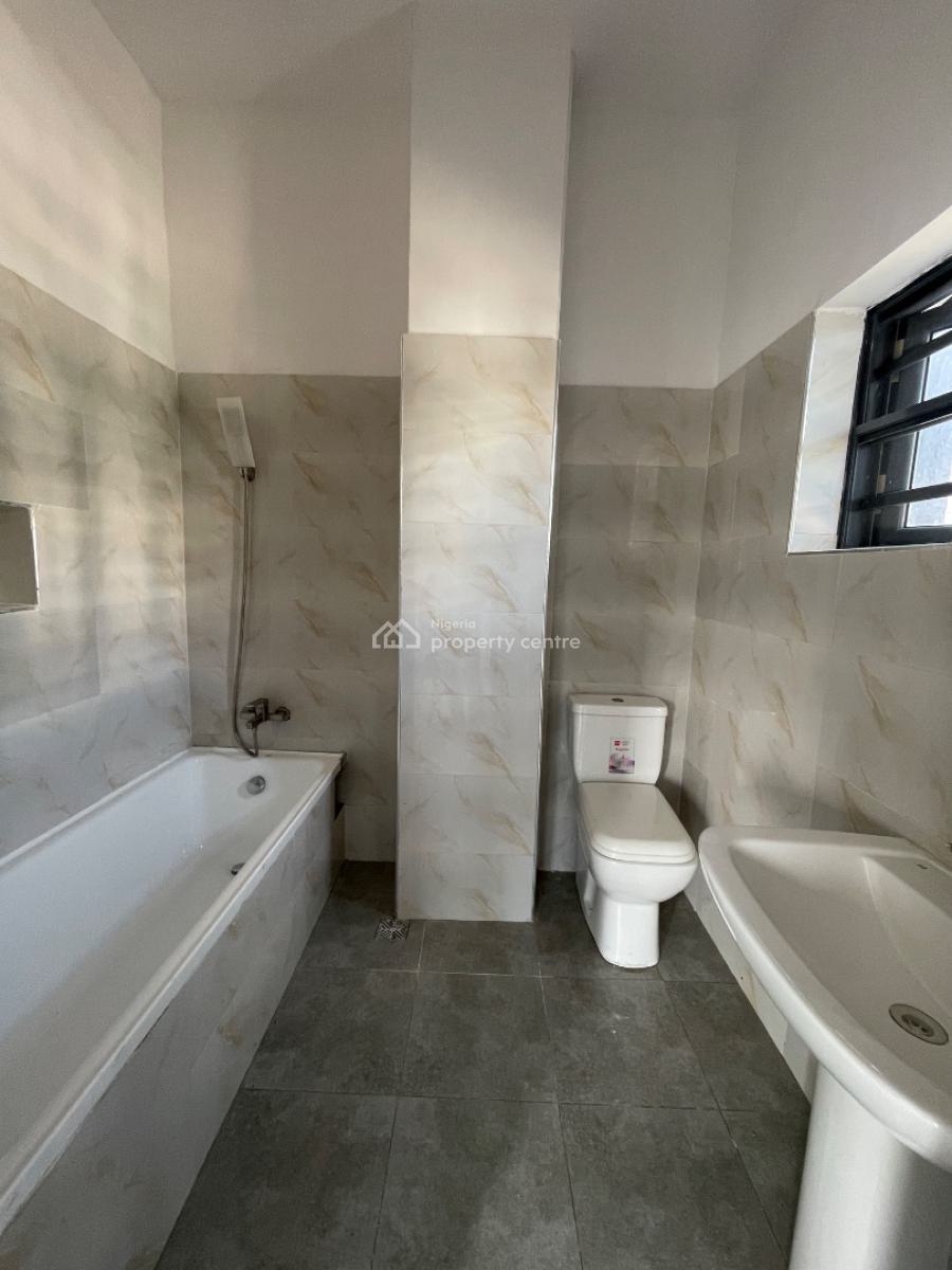 Clean and Spacious 3 Bedroom Apartment with Bq, Lekki, Lekki Phase 1, Lekki, Lagos, Flat / Apartment for Sale