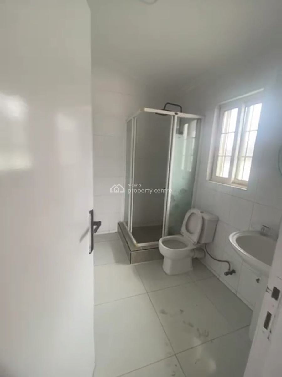 Spacious 5 Bedroom Flat with Bq Upstairs, Off Admiralty Way, Lekki Phase 1, Lekki, Lagos, Flat / Apartment for Rent