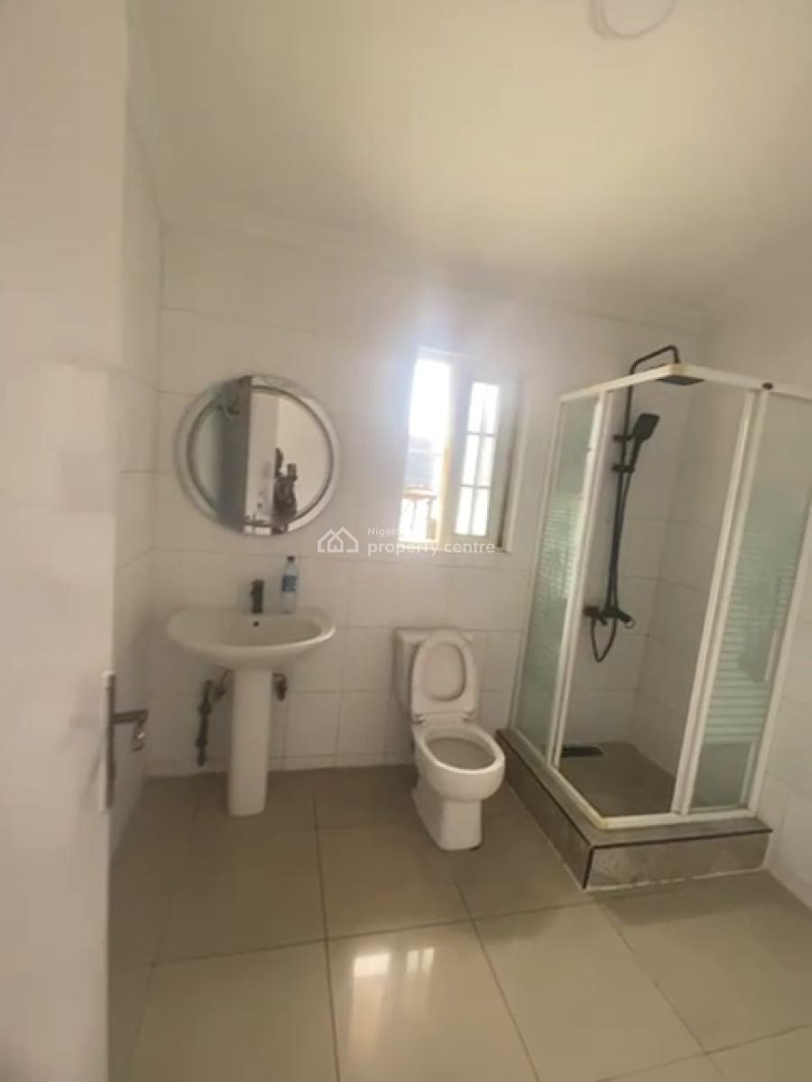 Spacious 5 Bedroom Flat with Bq Upstairs, Off Admiralty Way, Lekki Phase 1, Lekki, Lagos, Flat / Apartment for Rent