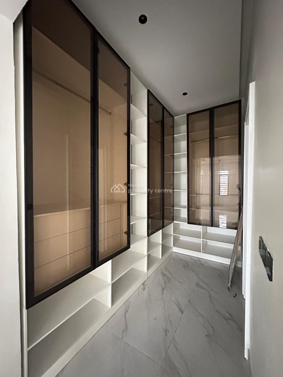 Very Spacious Standard Luxury 4 Bedroom Penthouse with Elevator, Luxury Penthouse in Lekki Phase 1, Lekki, Lagos, Block of Flats for Sale