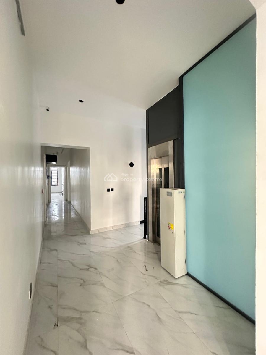 Very Spacious Standard Luxury 4 Bedroom Penthouse with Elevator, Luxury Penthouse in Lekki Phase 1, Lekki, Lagos, Block of Flats for Sale