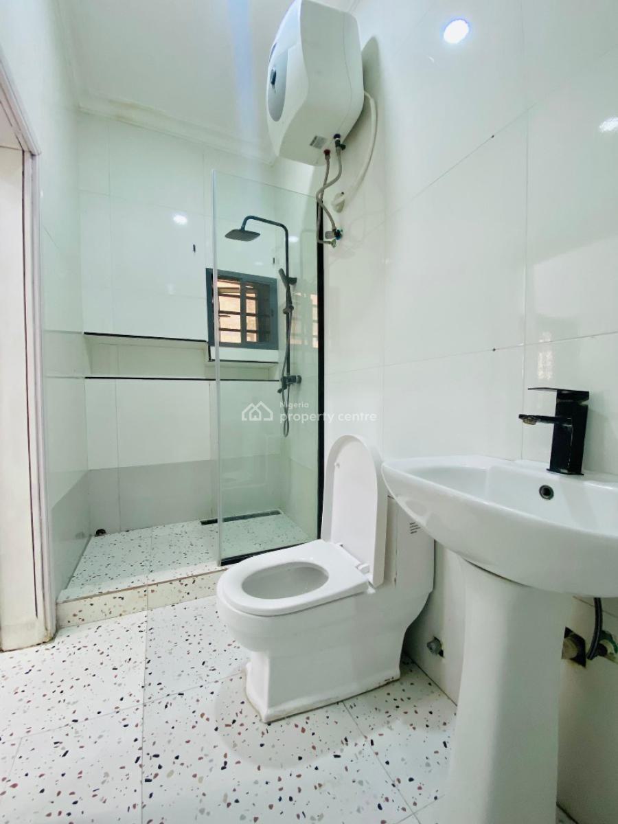 Spacious 2 Bedroom Fully Fitted Apartment with a Bq in a Secure Estate, Off Admiralty Way, Lekki Phase 1 Proper, Lekki Phase 1, Lekki, Lagos, Flat / Apartment for Rent