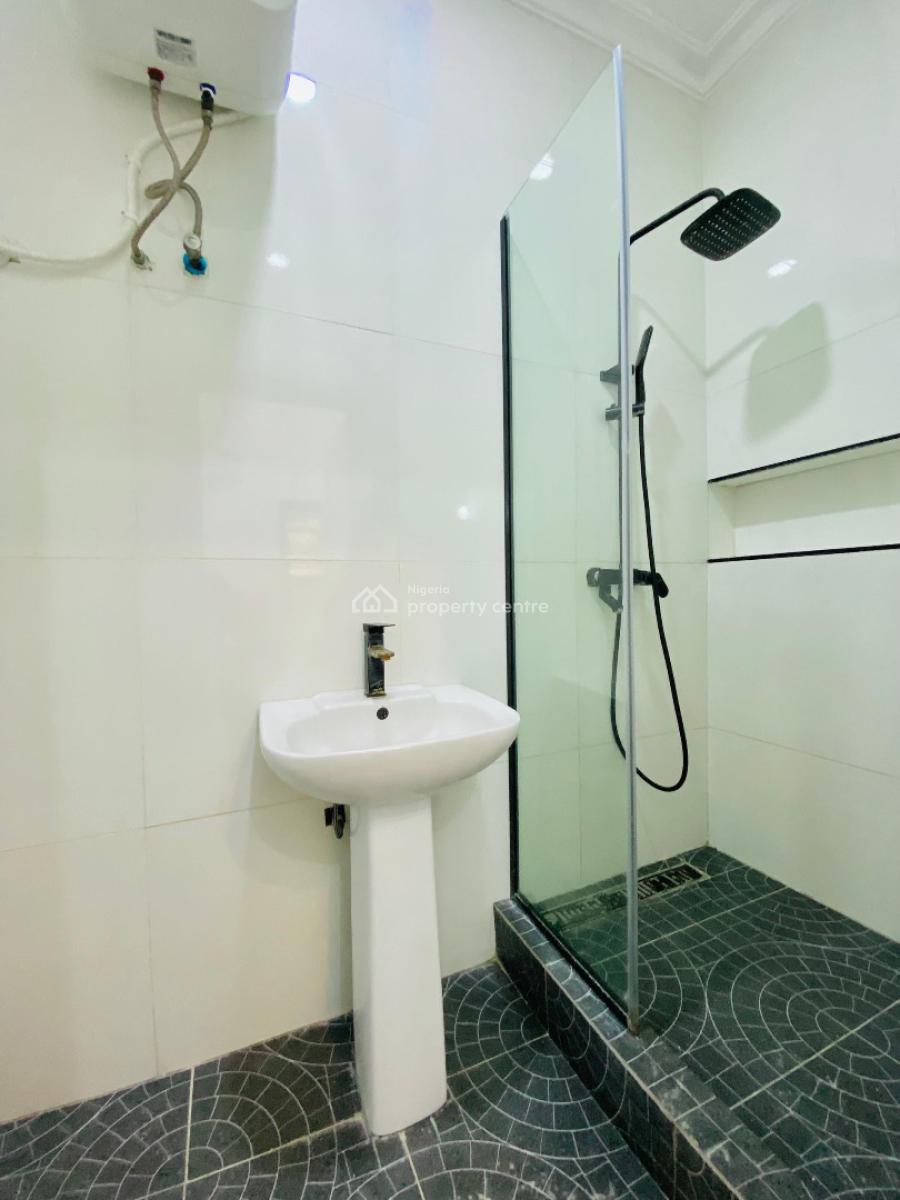 Spacious 2 Bedroom Fully Fitted Apartment with a Bq in a Secure Estate, Off Admiralty Way, Lekki Phase 1 Proper, Lekki Phase 1, Lekki, Lagos, Flat / Apartment for Rent