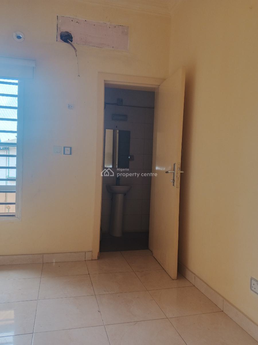a Luxury 3 Bedroom Apartment Available in a Calm Area., Alagomeji, Alagomeji, Yaba, Lagos, Flat / Apartment for Rent