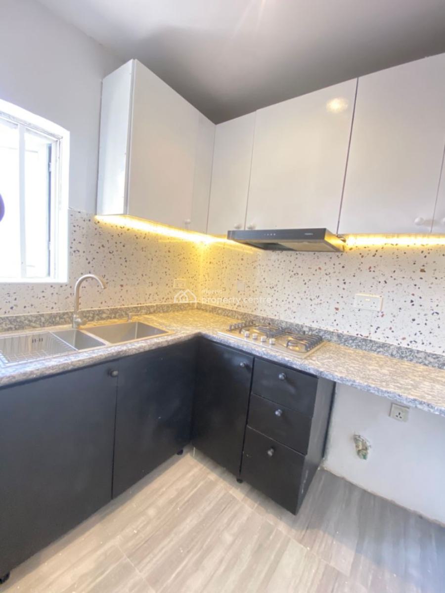 2 Bedrooms Luxury Apartment, Admiralty Way, Lekki Phase 1, Lekki, Lagos, Flat / Apartment for Rent