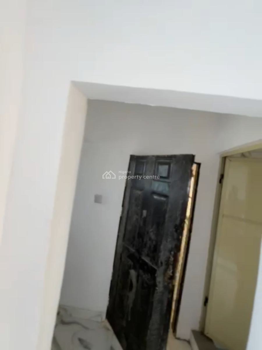 Specious & Decent Mini Flat ( Upstairs), Off Ilaje Road, Bariga, Shomolu, Lagos, Mini Flat (room and Parlour) for Rent