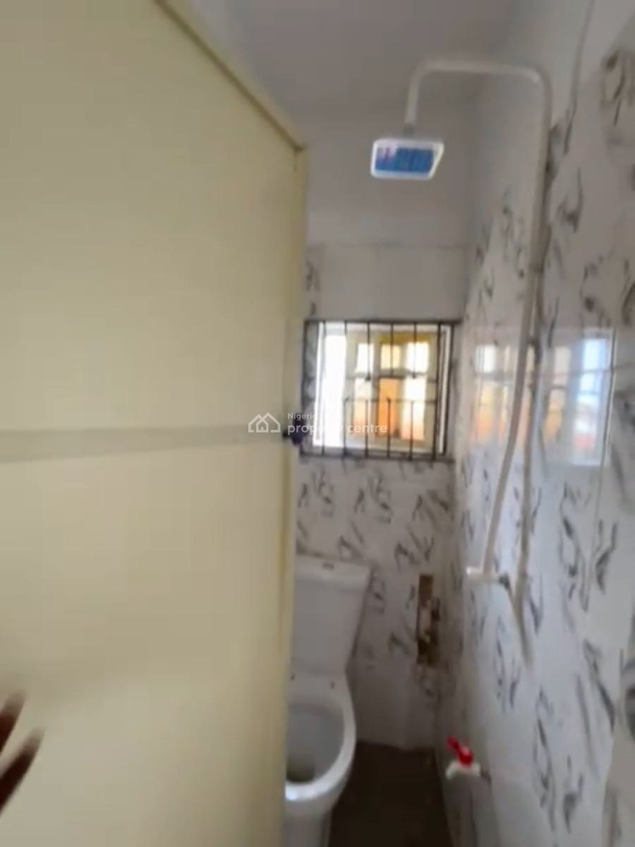 Specious & Decent Mini Flat ( Upstairs), Off Ilaje Road, Bariga, Shomolu, Lagos, Mini Flat (room and Parlour) for Rent