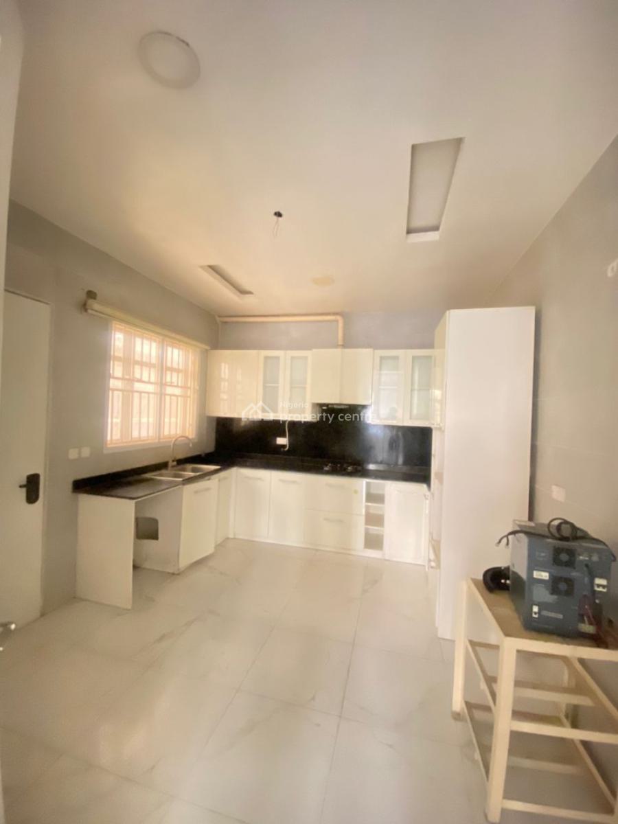 Lovely 2 Bedroom Ground Floor Apartment with Bq, Lekki Phase 1, Lekki, Lagos, Flat / Apartment for Rent