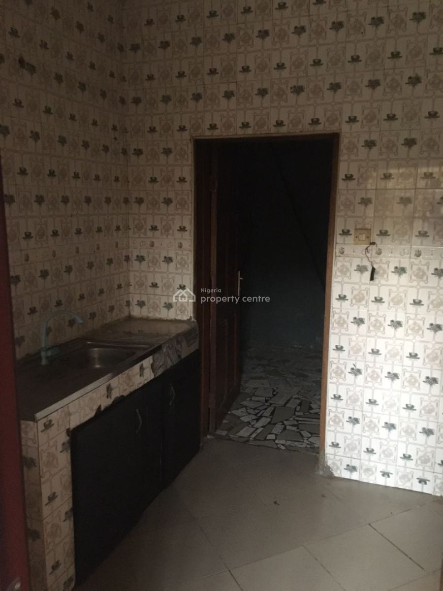 Healthy 3 Bedrooms Flat, Alogba Estate, Ebute, Ikorodu, Lagos, Flat / Apartment for Rent