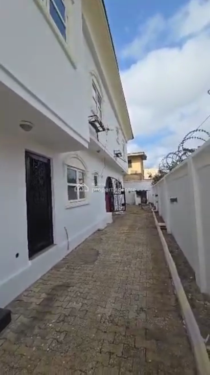 Distress 5bedr Detach and Bq, Diamond Estate Amuwo Odofin Lagos, Amuwo Odofin, Lagos, Detached Duplex for Sale