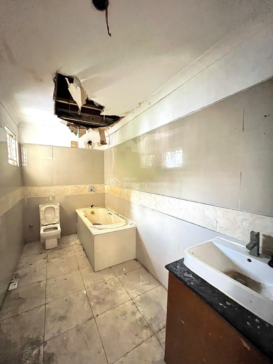 Spacious 5 Bedroom Self-compound Terrace with Bq in a Prime Location., Lekki Phase 1, Lekki, Lagos, Detached Duplex for Rent