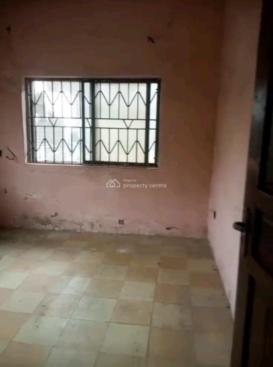 Nice 3 Bedroom Flat, Emmanuel Kolawole Street, Shomolu, Lagos, Flat / Apartment for Rent
