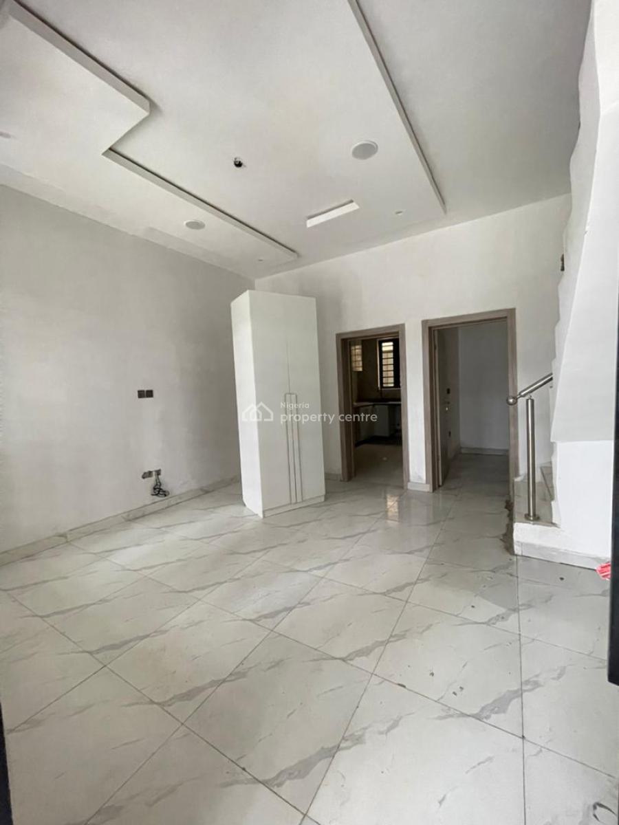 Distress Cornerpiece 3 Bedroom Duplex, Ikota, Lekki, Lagos, Terraced Duplex for Sale