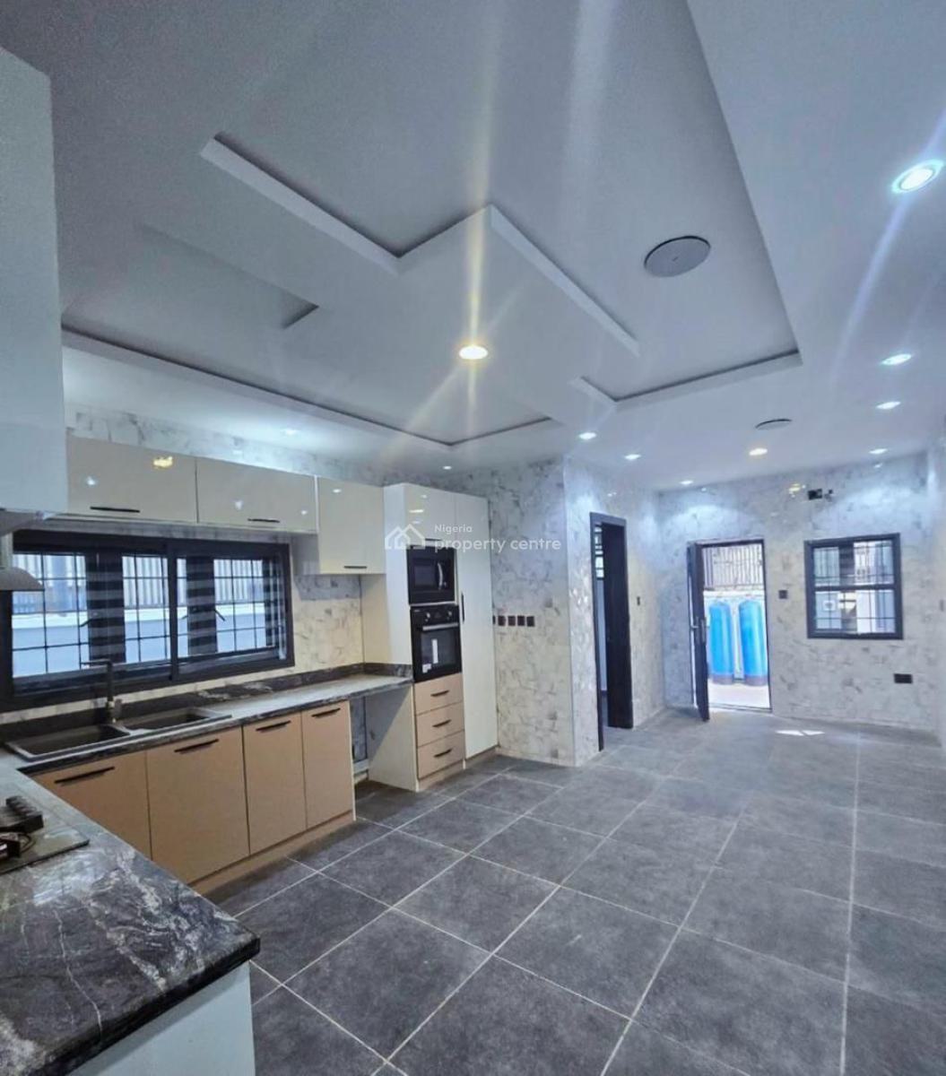 5 Bedroom Detarched House, Lekki Phase 1, Lekki, Lagos, Plaza / Complex / Mall for Rent