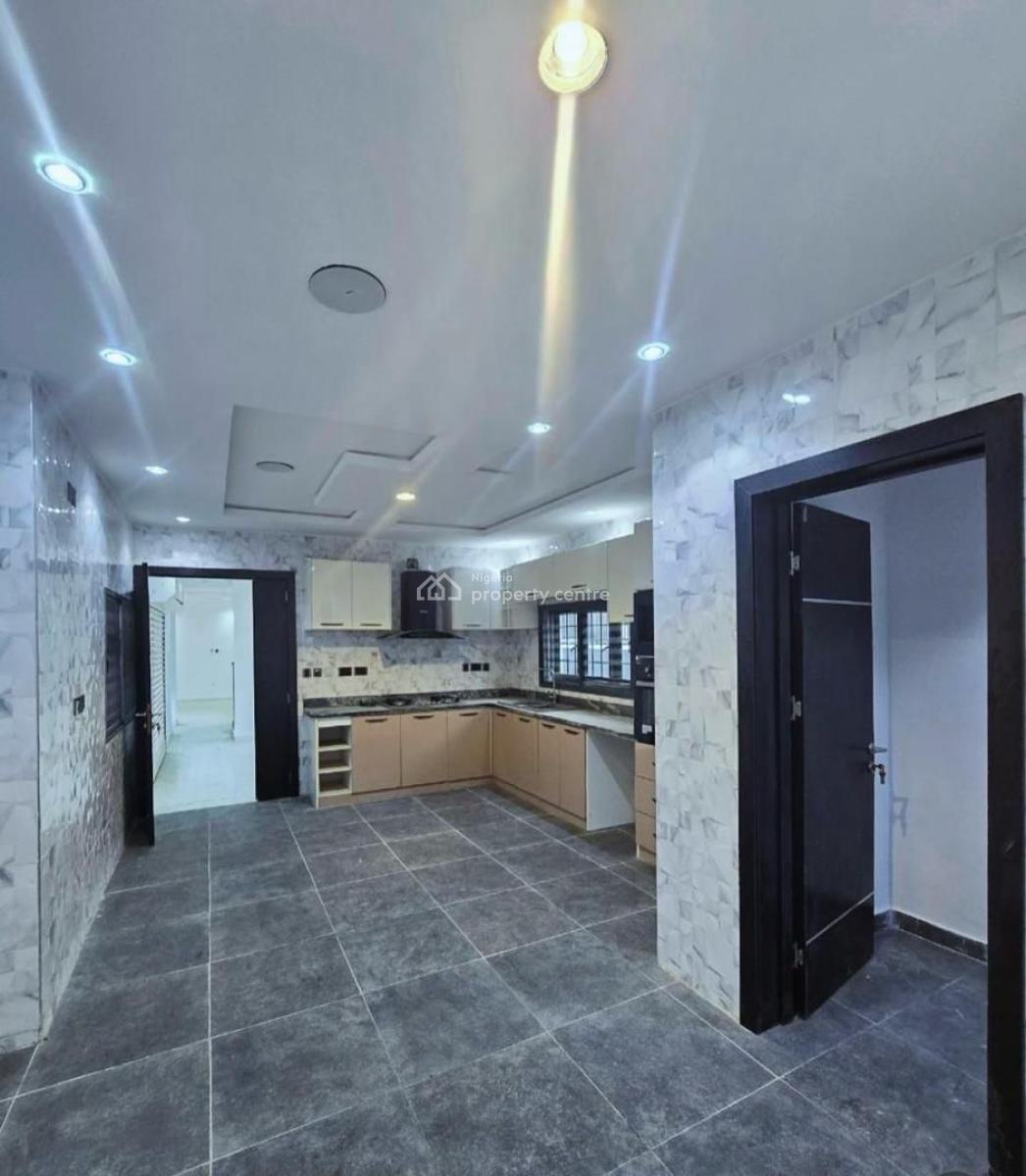 5 Bedroom Detarched House, Lekki Phase 1, Lekki, Lagos, Plaza / Complex / Mall for Rent